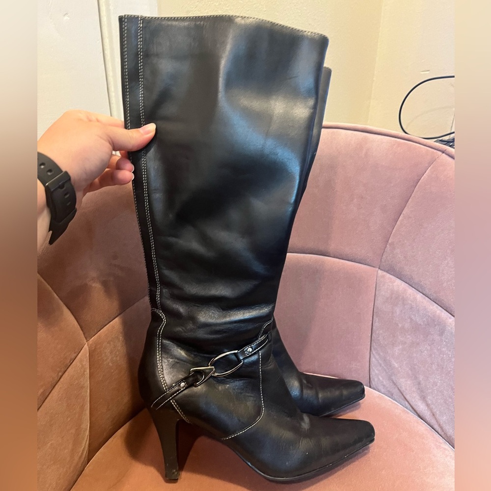 2 pairs of women’s boots
